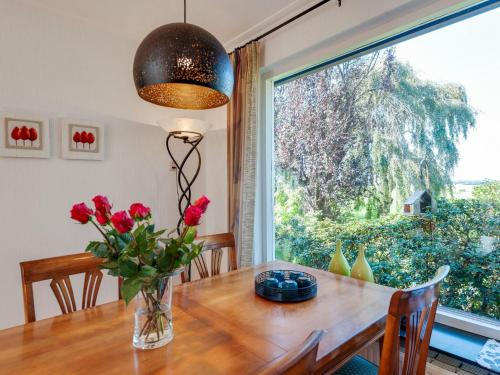 comedor con mesa y ventana grande en Cozy vacation home with a private garden, en Mantinge