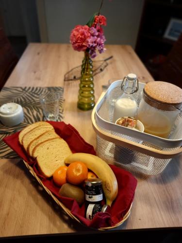 um prato de pão e fruta sobre uma mesa em La villa Bherte dé cil em Aire-sur-lʼAdour