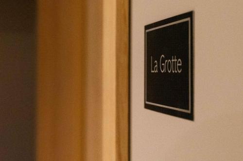 a chalkboard on a wall with the words la cottage on it at B&B Au Cœur de Han in Han-sur-Lesse