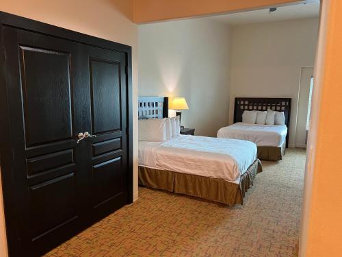 Postel nebo postele na pokoji v ubytování Sunchase Inn & Suites