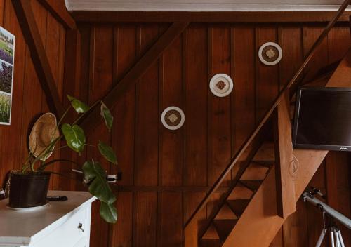 uma parede de madeira com uma escada num quarto em Chalé Sol com hidromassagem em meio a natureza em Piçarras
