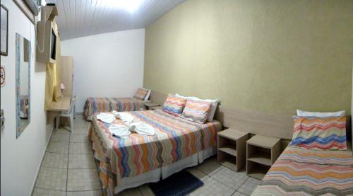 a room with two beds in a room at Pousada Jubaia in Bonito