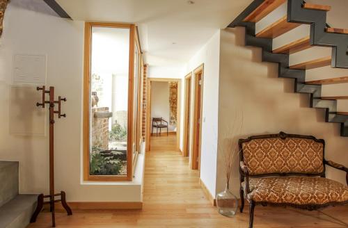 un pasillo con una escalera y una silla en una casa en CASA AZUL, en Monchite