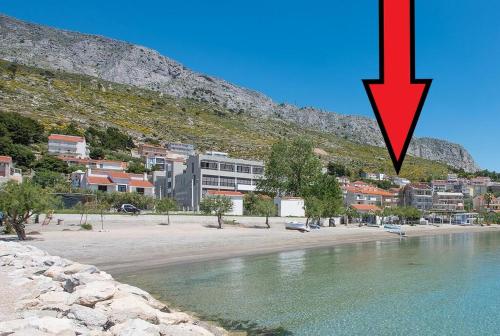 - une vue sur la plage avec une flèche rouge dans l'établissement Azra Apartments, à Duće