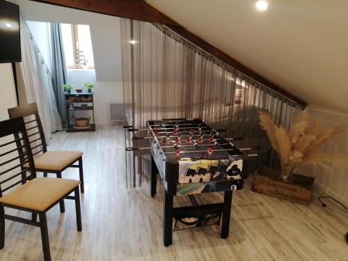 une grande salle de jeux avec un baby-foot géant dans l'établissement La maison du bonheur, à Calais