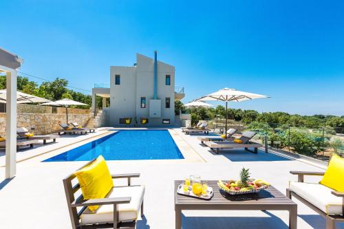Villa con piscina y patio en Luxury Cretan Villas with private pools en Gállos