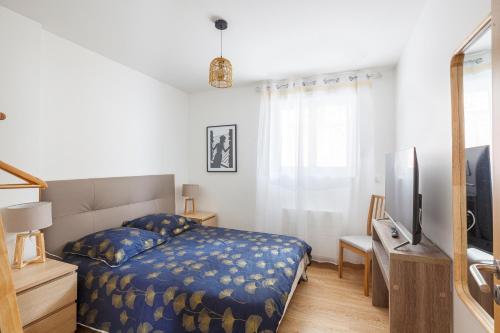 1 dormitorio con 1 cama y TV de pantalla plana en logement 004 a 300m de la gare Mantes la jolie, en Mantes-la-Jolie