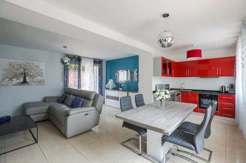 cocina y sala de estar con mesa y sofá en logement 004 a 300m de la gare Mantes la jolie, en Mantes-la-Jolie