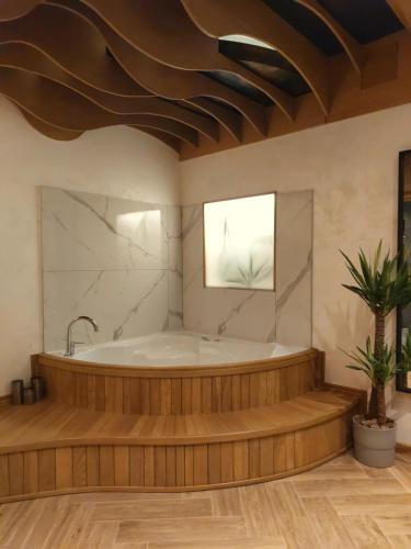 諾維薩德的住宿－Corso Rooms City Centre，带浴缸和盥洗盆的大浴室