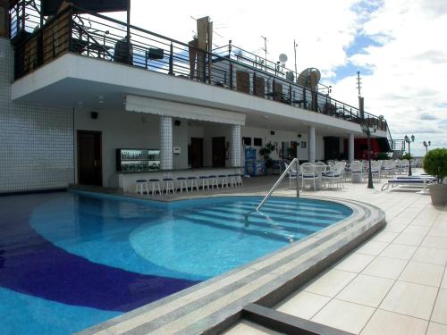 uma grande piscina ao lado de um edifício em Metropolitan Hotel em Teresina