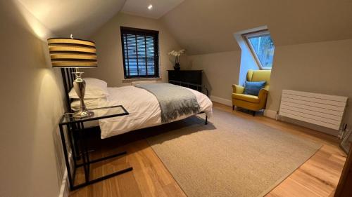 1 dormitorio con cama, escritorio y silla en NEW 1BD Contemporary Flat Upper Dunblane, en Dunblane