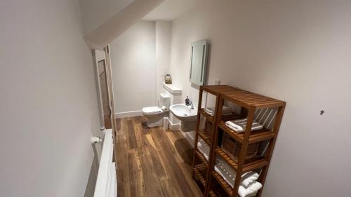 uma pequena casa de banho com WC e lavatório em NEW 1BD Contemporary Flat Upper Dunblane em Dunblane