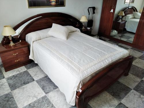 1 dormitorio con 1 cama grande con sábanas blancas en Apartamento soleado y amplio, en Plasencia