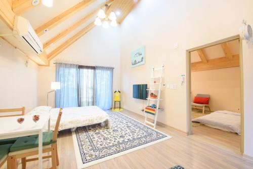 Schlafzimmer mit einem Bett, einem Schreibtisch und einem Tisch in der Unterkunft The Viewpoint House in Namhae