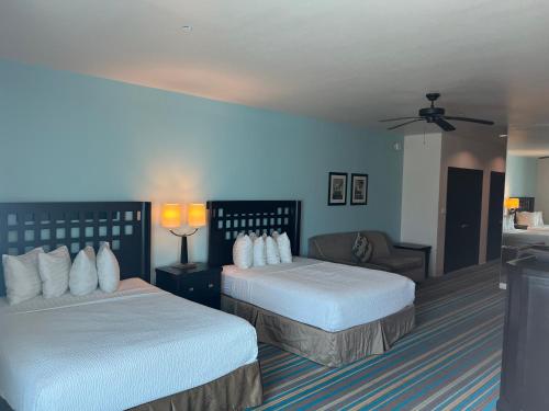 Postel nebo postele na pokoji v ubytování Sunchase Inn & Suites