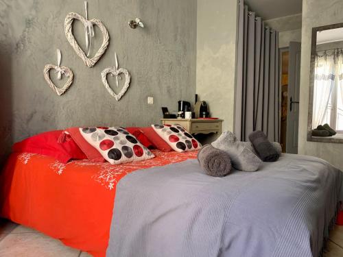 a bedroom with a bed with hearts on the wall at Villa fiora chambre in Martigues