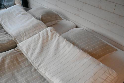 a group of beds lined up next to each other at Willa Rauha E in Lumijoki