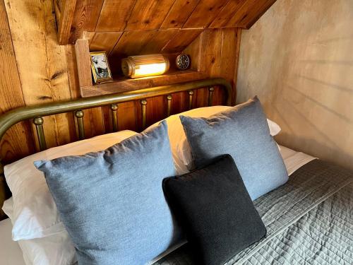Crew's Quarters Boarding House - Caters to Menにあるベッド