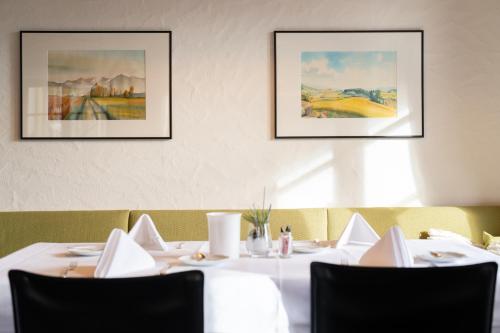 Un restaurante u otro lugar para comer en Hotel Schatzmann