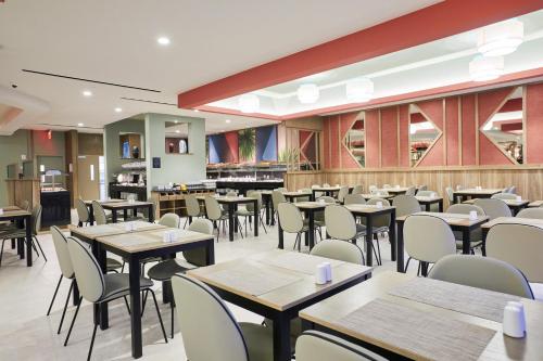a dining room with tables and chairs at Riu Plaza Manhattan Times Square in New York