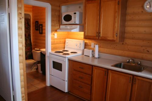 Kjøkken eller kjøkkenkrok på Burnt Cape Cabins