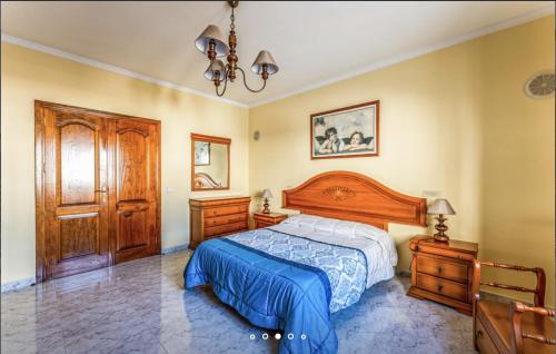 サン・バルトロメにあるCasa en San Bartoloméのベッドルーム1室(青い掛け布団付きのベッド1台付)