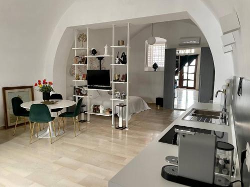 ビシェーリエにあるLoft Pedoneのテーブルと椅子のあるキッチンとリビングルーム