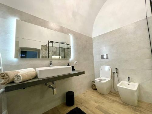 ビシェーリエにあるLoft Pedoneの洗面台、トイレ、鏡のあるバスルーム