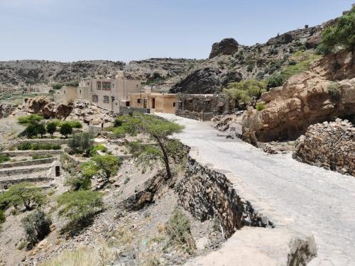 a dirt road in the middle of a mountain at ROSES HOUSE OMAN in Jabal Al Akhdar