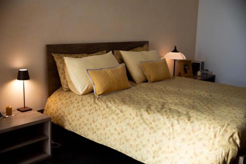 מיטה או מיטות בחדר ב-Sound of Colors - Art Design Apartment