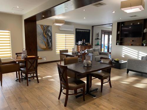 a dining room with a table and chairs at Best Western Plus Chihuahua Aeropuerto in Chihuahua