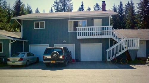une maison avec une voiture garée devant elle dans l'établissement Granite Getaway REDUCED PRICE ON TOURS, à Juneau
