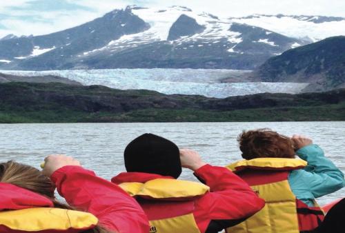 3 personnes en gilets de sauvetage donnant sur une masse d'eau dans l'établissement Granite Getaway REDUCED PRICE ON TOURS, à Juneau