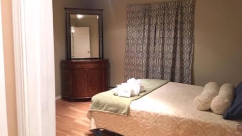 - une chambre avec un lit, une commode et un miroir dans l'établissement Granite Getaway REDUCED PRICE ON TOURS, à Juneau