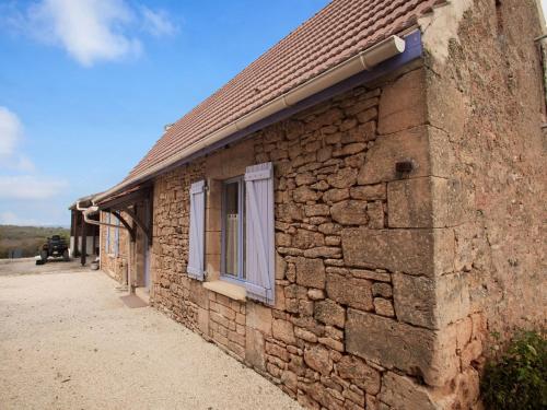 MeyralsにあるElegant holiday home near Les Eyzies de Tayacのレンガ造りの建物