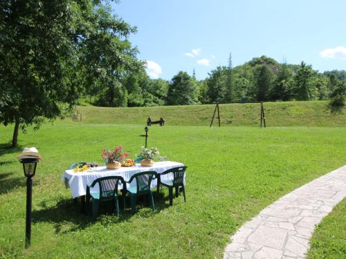 Un jardín fuera de Apartment in Marche with Pool and Mountain Views