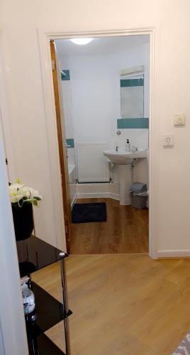 A bathroom at Cosy Apartment, Peckham Rye