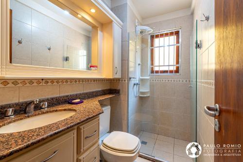 Ванна кімната в Apartamento Aluguel Temporada Gramado