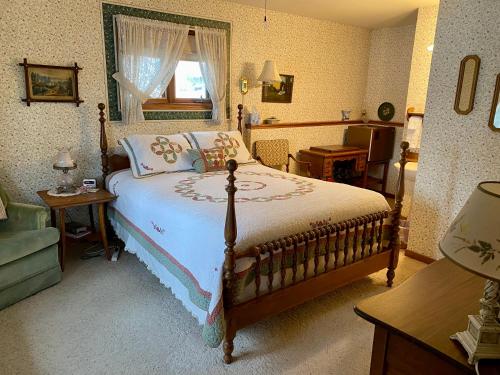 ein Schlafzimmer mit einem großen Bett in einem Zimmer in der Unterkunft Pinehaven of Baraboo in Baraboo