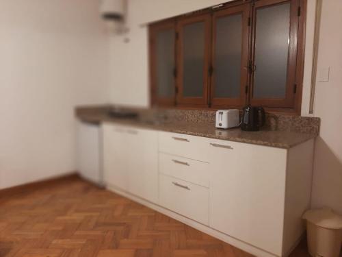 A kitchen or kitchenette at Casa frente al parque San Martín zona residencial