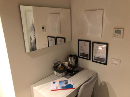 a table with a white table cloth and a mirror at Casa Carducci 33 in Pisa