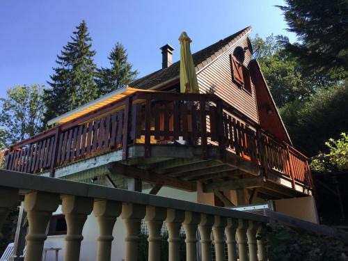 un ampio ponte sul lato di una casa di Comfortable holiday home near the lake a Beaulieu