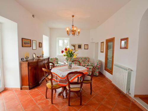 Χώρος καθιστικού στο Holiday Home in Sesta Godano near Lake