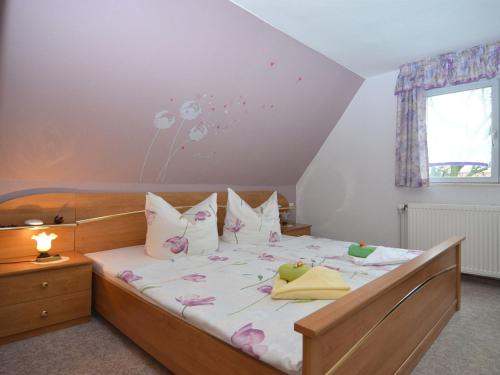una camera da letto con un letto fiorito di Cozy Apartment near Forest in Lichtenhain a Lichtenhain