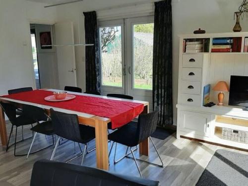 グルートにあるHoliday home with covered terraceのダイニングルーム(赤いテーブルと椅子付)