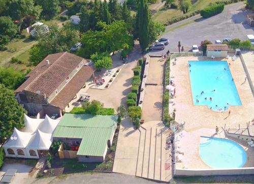 eine Aussicht auf einen Pool in einem Resort in der Unterkunft Ludocamping in Lussas