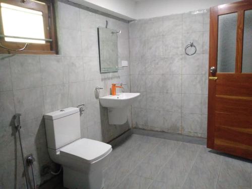 坦加拉的住宿－Home in the Island，一间带卫生间和水槽的浴室