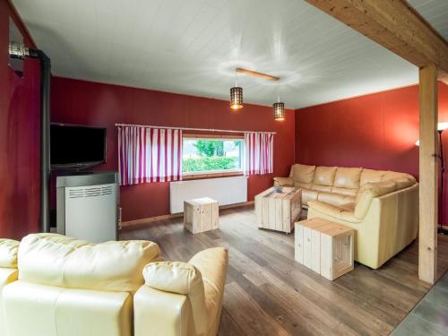 uma sala de estar com mobiliário branco e paredes vermelhas em Lovely Holiday Home in Waimes with Sauna em Ovifat