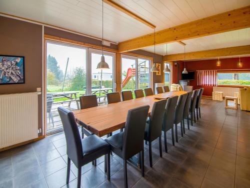 una grande sala da pranzo con un lungo tavolo e sedie di Lovely Holiday Home in Waimes with Sauna a Ovifat