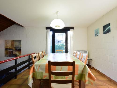 una sala da pranzo con tavolo e sedie di Cozy Villa in Vielsalm with Private Garden a Vielsalm